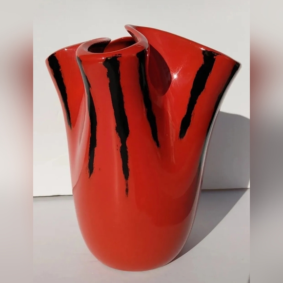 Vintage STRIKING SCARLET RED pinched vase art pottery ruffle ceramic black MCM - Picture 2 of 8